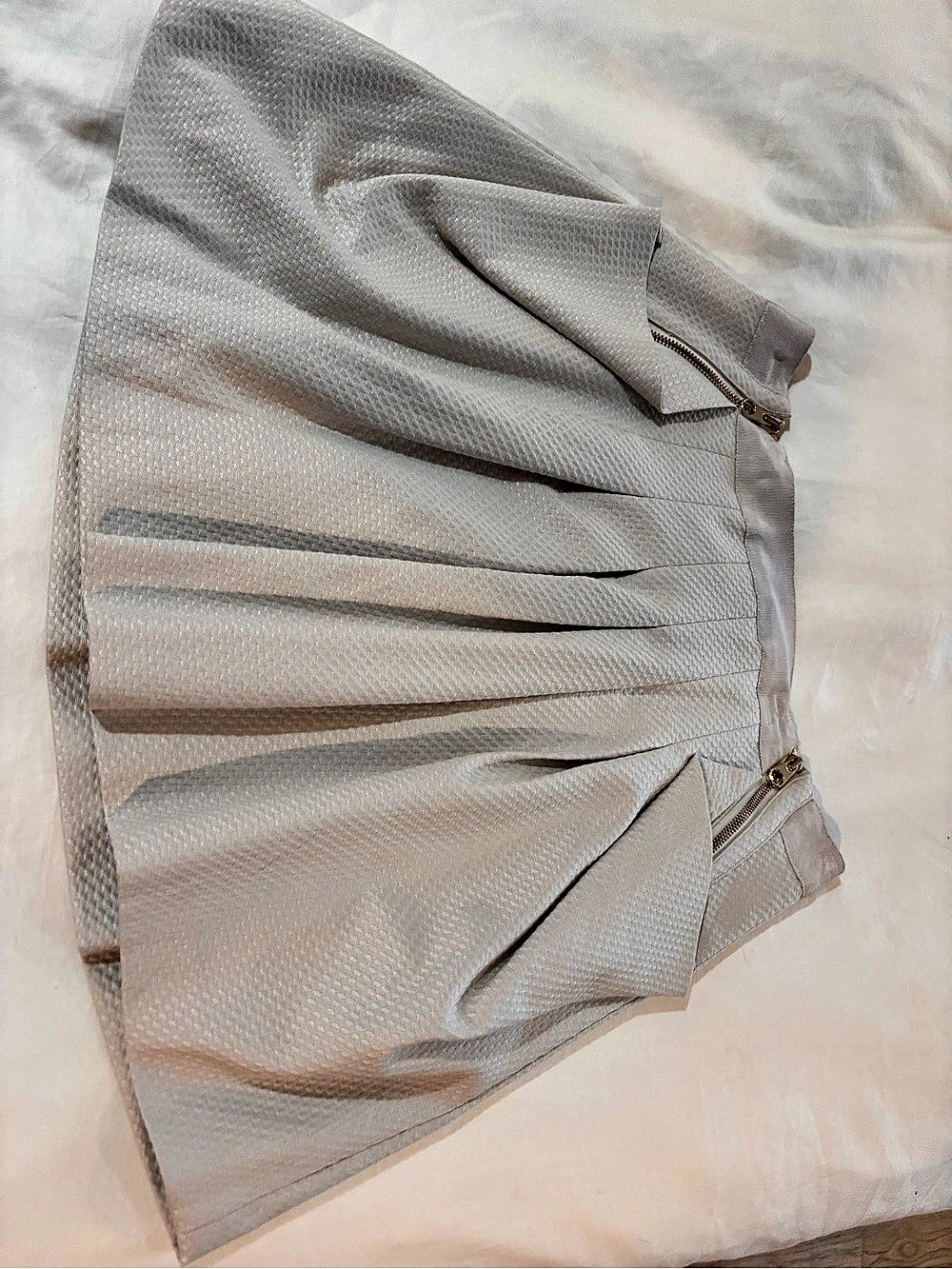 Ted Baker Pleated Mini Skirt in offwhite Size 2 Like New